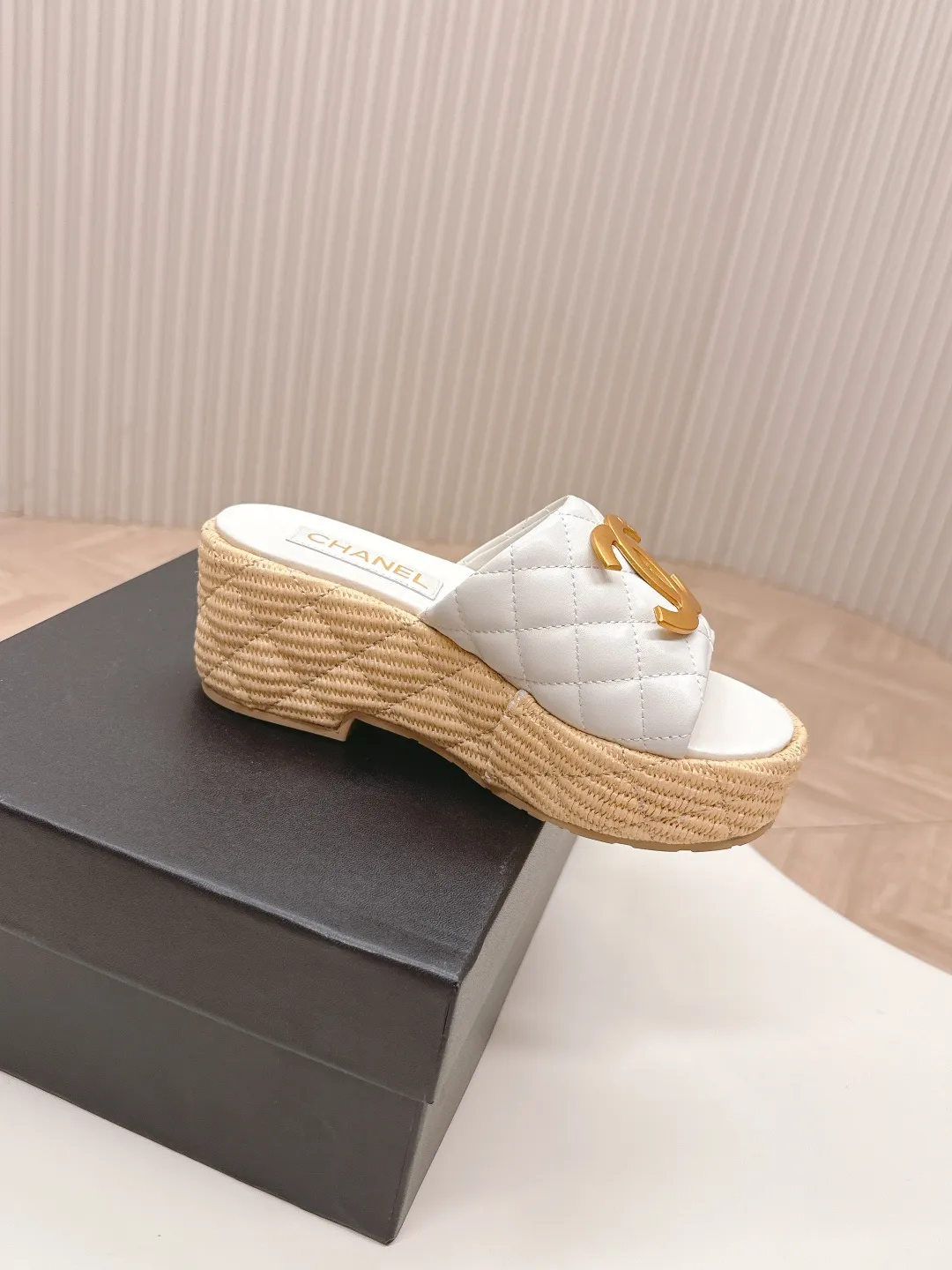 👟👟Ex-factory price 560👟👟 CHANEL Chanel 2025 new sandals and slippers series classic series every style is great rhombus platform sandals and slippers elegant and noble comfortable and versatile upper: sheepskin foot pad: sheepskin sole: rubber outsole size: 35-40